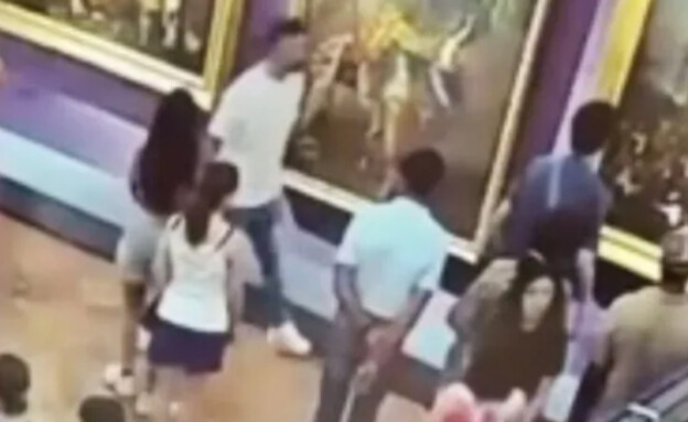 התייר לאחר שקרע את הציור בזמן סלפי (צילום: Newsflash)