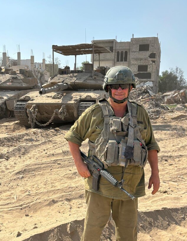הלוחם שניצל מירי צלף בזכות מכשיר הנייד שלו (צילום: פרטי)