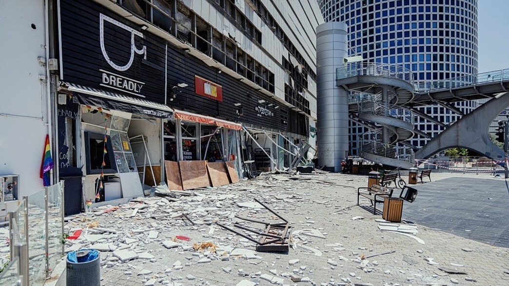 קניון עזריאלי לאחר הפגיעה הסמוכה של טיל איראני