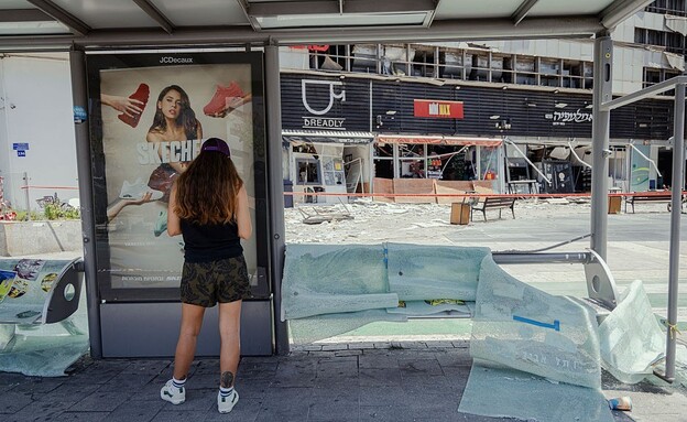 קניון עזריאלי לאחר הפגיעה הסמוכה של טיל איראני