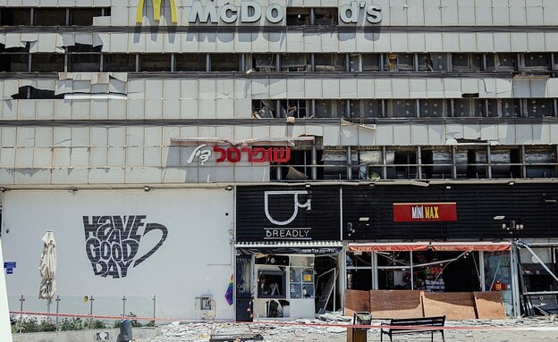 קניון עזריאלי לאחר הפגיעה הסמוכה של טיל איראני