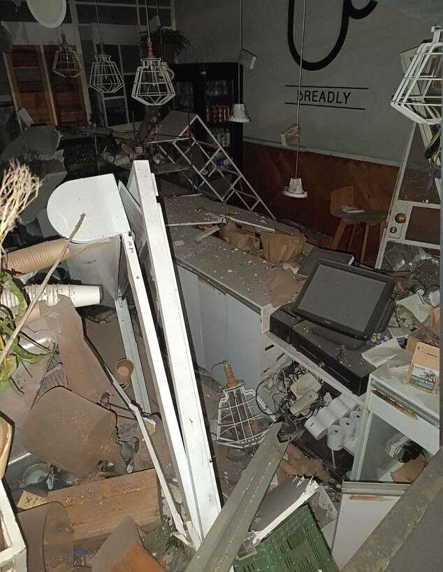 ההריסות בתוך בית הקפה ברדלי בקניון עזריאלי בתל אביב