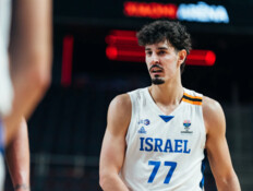 זה רוקי? צפו בסל הבכורה של בן שרף ב-NBA