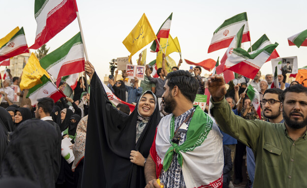 חגיגות סיום המלחמה בטהראן (צילום: Majid Saeedi / Stringer, getty images)