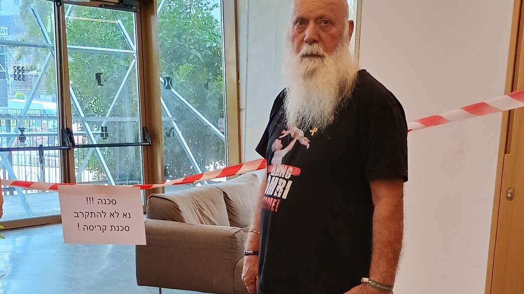 דני מירן בכניסה לחדר המשפחות בכיכר החטופים, שנפגע מטיל