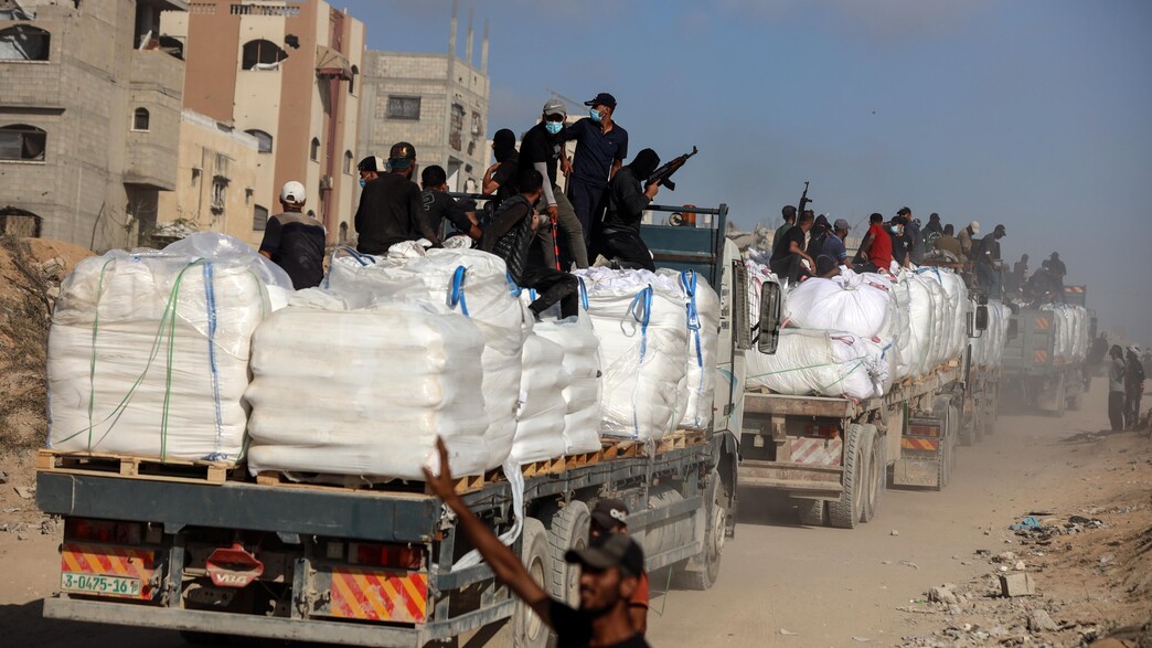משאיות סיוע הומניטרי מאובטחות על ידי מחבלי חמאס