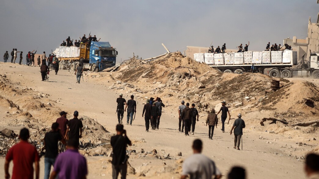 משאיות סיוע הומניטרי מאובטחות על ידי מחבלי חמאס משאיות סיוע הומניטרי מאובטחות על ידי מחבלי חמאס