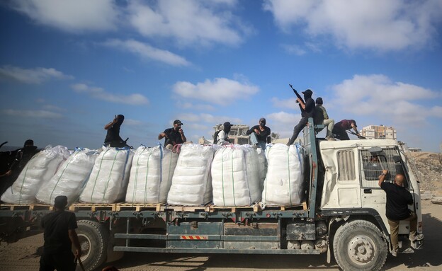 משאיות סיוע הומניטרי מאובטחות על ידי מחבלי חמאס (צילום: מגד'י פתחי, TPS)