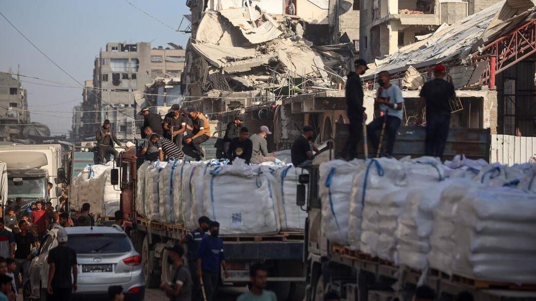 משאיות סיוע הומניטרי מאובטחות על ידי מחבלי חמאס