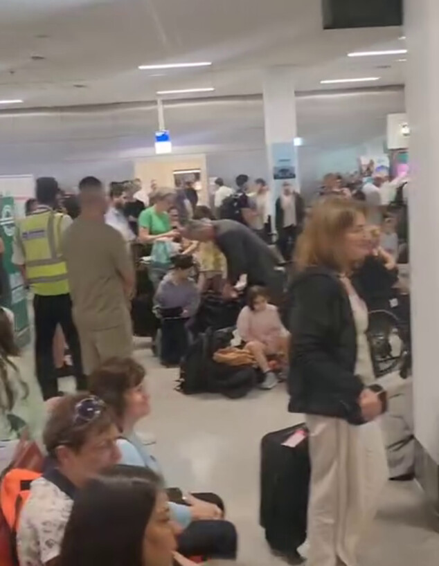עשרות ישראלים מחכים למזוודות בשדה התעופה באתונה