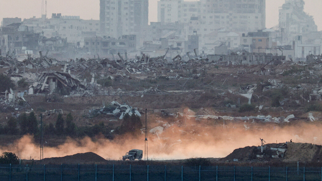 רכב צה"ל נע בשטח הרוס ברצועת עזה