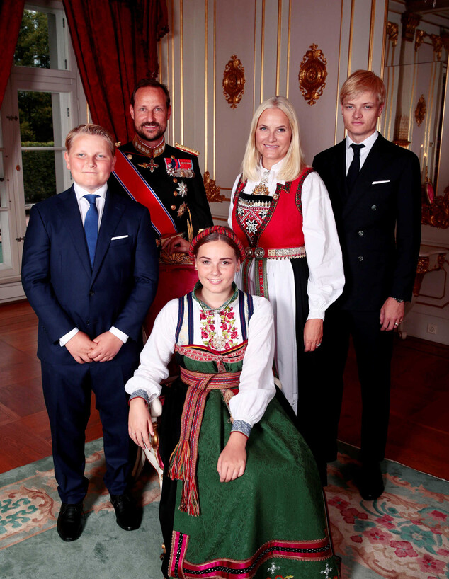 הויבי (עומד מימין) עם אימו נסיכת הכתר ובני משפחתו