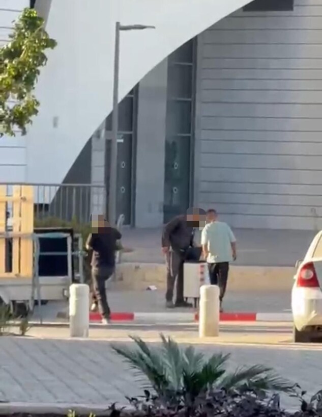 שניר בורגיל אוסף את הציוד של ספיר מהדירה שלה עם אברהם
