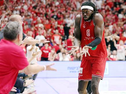 היה חייב להיות על הפרקט. מוטלי (אלן שיבר) (צילום: ספורט 5)