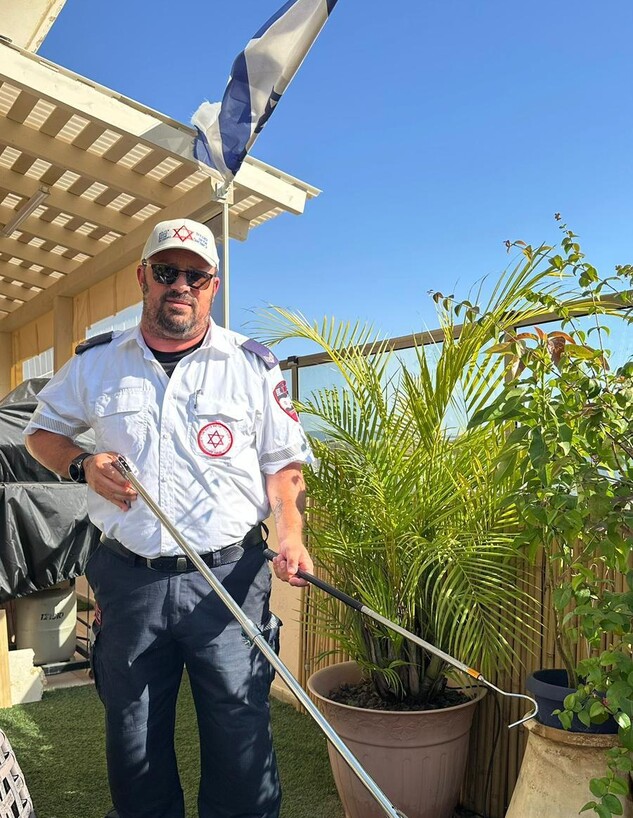 המציל, לוכד הנחשים ומדריכת הטיולים שמתנדבים במד"א המציל, לוכד הנחשים ומדריכת הטיולים שמתנדבים במד"א