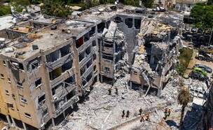 הבניינים בחולון נפגעו מהטיל (צילום: מתניה טאוסיג, פלאש 90)