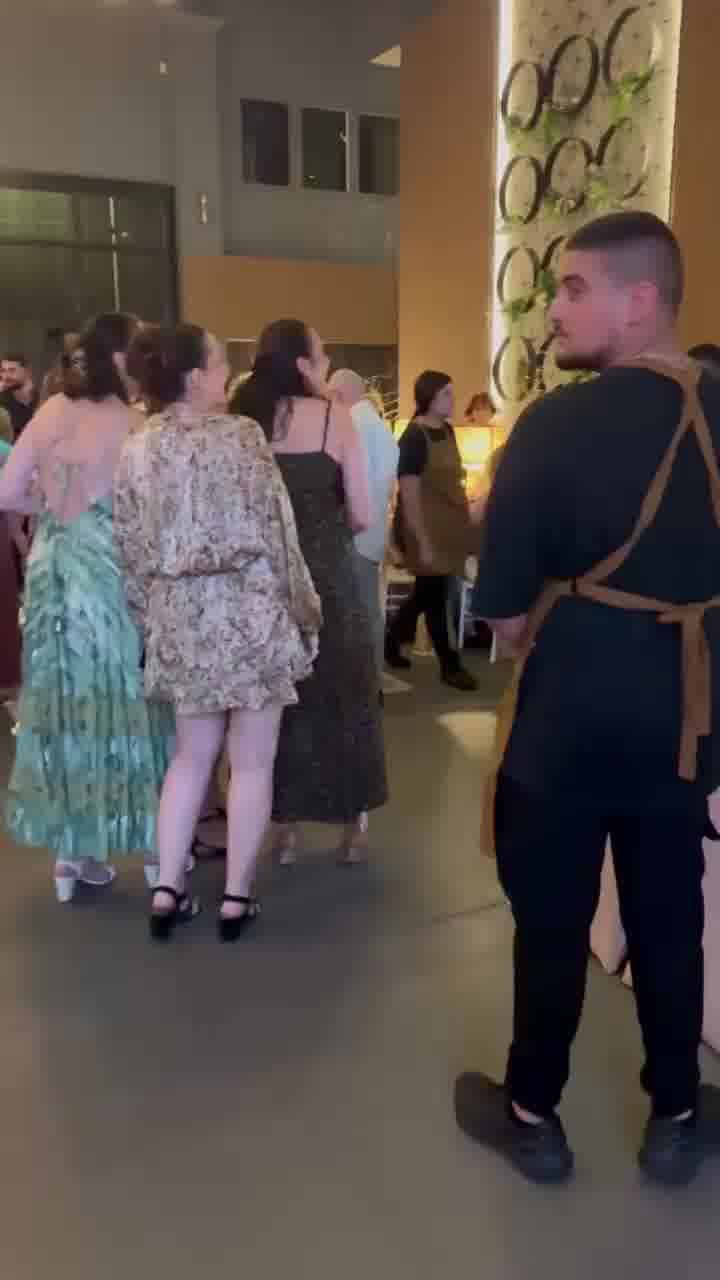 השגחה עליונה: קים אור מביטה על האורחים שהגיעו לחינה אחרי התרעות על אזעקות