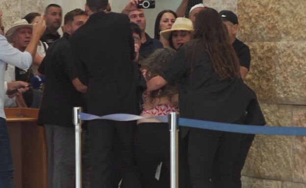 מהומה בדיון בג