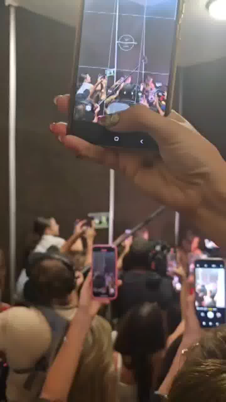 נועה קירל שרה במרחב המוגן כדי להרגיע את המעריצים בהשקת הסדרה החדשה של yes"איננה"  בכיכובה