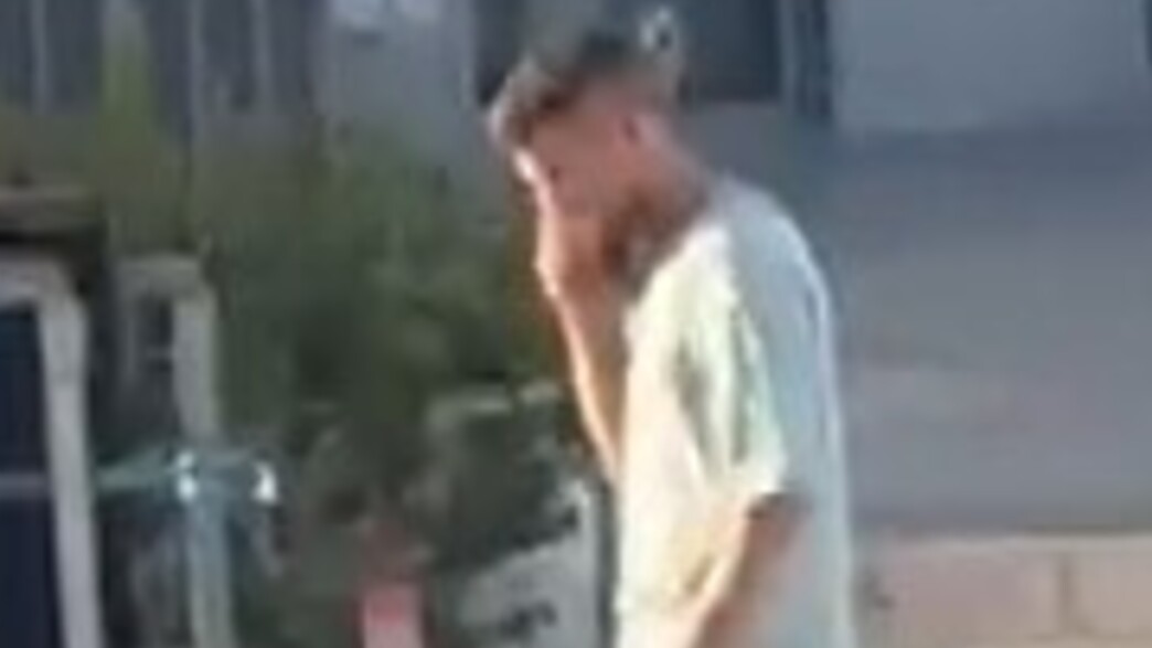 שניר בורגיל אוסף את הציוד של ספיר מהדירה שלה עם אברהם