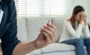 גירושים, זוג מתגרש (צילום: shisu_ka, shutterstock)