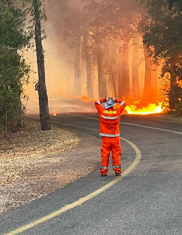 פקח הרשות בשטח כואב את השריפה שנגרמה מירי רקטות פקח הרשות בשטח כואב את השריפה שנגרמה מירי רקטות