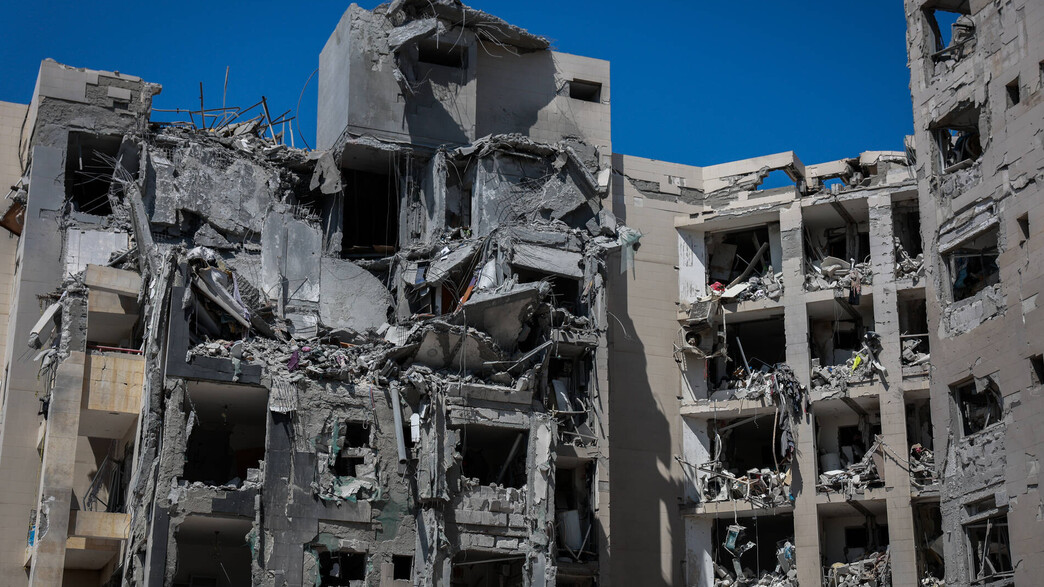 הבניין שנפגע מטיל בליסטי בבאר שבע הבניין שנפגע מטיל בליסטי בבאר שבע