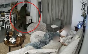 הפורץ מתגנב לבית לצד אמא ואחד הילדים