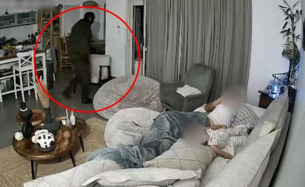 הפורץ מתגנב לבית לצד אמא ואחד הילדים
