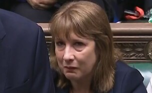 שרת האוצר של בריטניה רייצ'ל ריבס דומעת בפרלמנט (צילום: skynews)