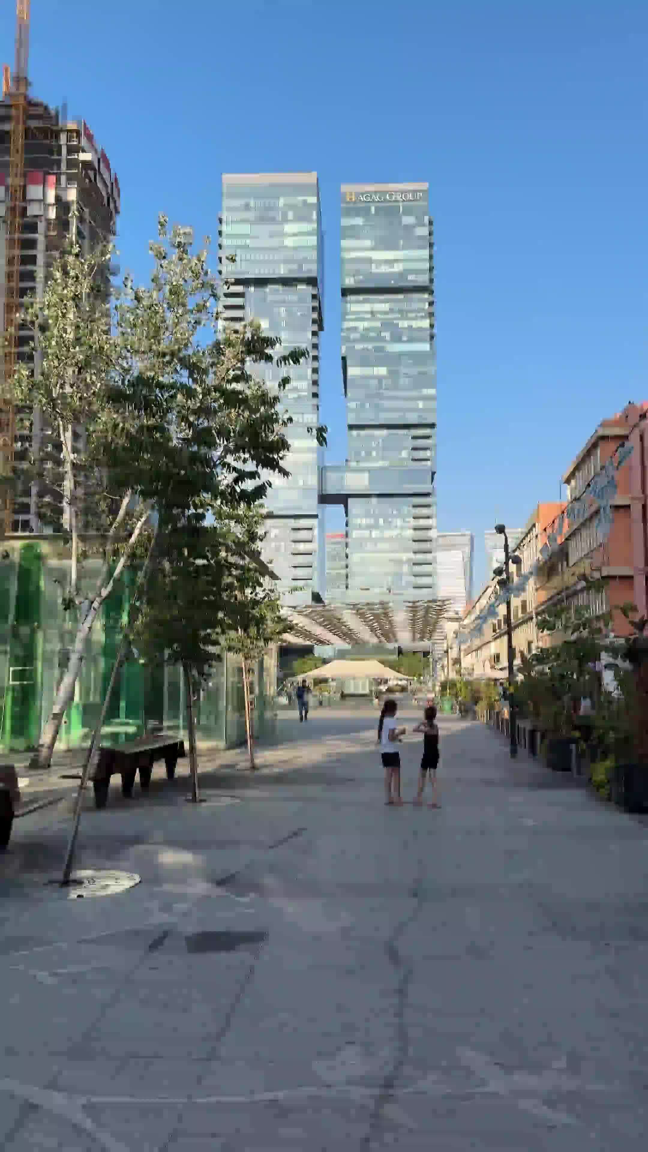 נכון לעכשיו, אחד השפים האיקוניים בישראל מבשל בבר היין הקטן הזה