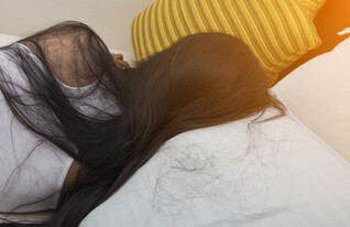 נשירת שיער (צילום: shutterstock by Chompuu)