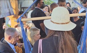 אם החטוף שפגשה את נתניהו בניר עוז בריאיון (צילום: מתוך "דוח מצב עם עינב וירון", קשת 12)