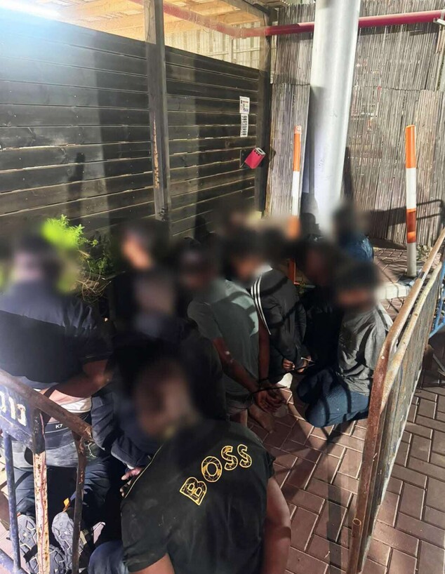 הפעילות הלילית ברהט בעקבות נקמת הדם (צילום: דוברות המשטרה)