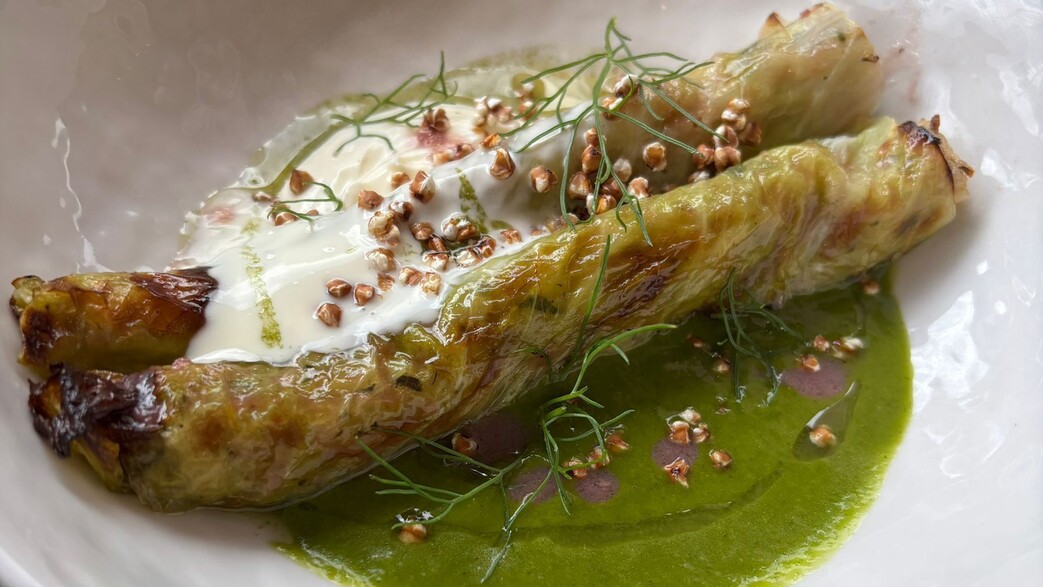 כרוב ערבי, צ'אטני כוסברה, שמנת מעושנת, גלייז ענבים