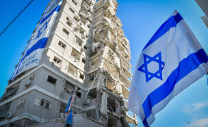 דגלי ישראל בזירת הנפילה בבת ים  (צילום: אבשלום ששוני, פלאש 90)