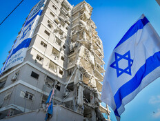 דגלי ישראל בזירת הנפילה בבת ים 