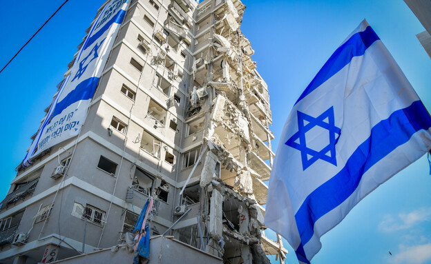 דגלי ישראל בזירת הנפילה בבת ים  (צילום: אבשלום ששוני, פלאש 90)