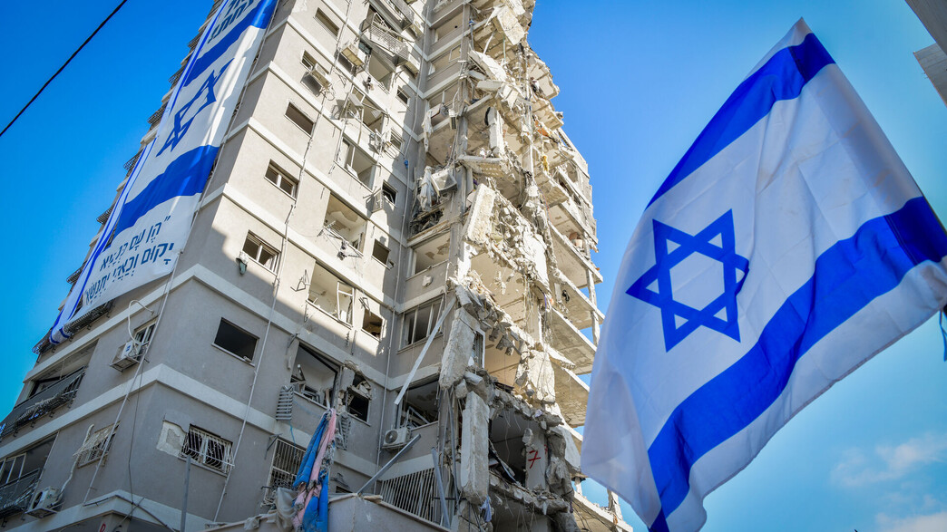 דגלי ישראל בזירת הנפילה בבת ים דגלי ישראל בזירת הנפילה בבת ים