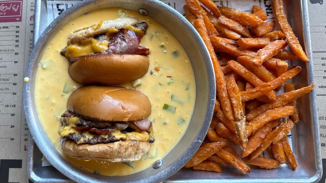 סמאשבורגר ברוטב צ'דר חלפיניו סמאשבורגר ברוטב צ'דר חלפיניו