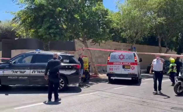 זירת השלכת רימון רסס בהרצליה (צילום: דוברות מד