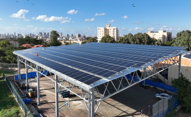 מגרש ספורט מוצל עם פאנלים סולאריים בתל אביב (צילום: שותפות EDF-Volta Solar)