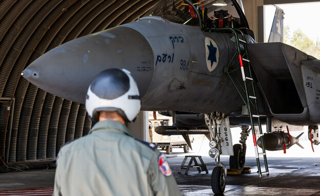 טייס בודק את מטוס הF15 בבסיס חיל האוויר תל נוף