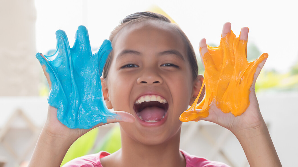 ילדה משחקת עם סליים