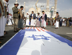תימן דגל ישראל ודגל ארצות הברית (צילום: Mohammed Hamoud , getty images)