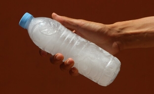 בקבוק מים קפוא (צילום: shutterstock_Oualiid)