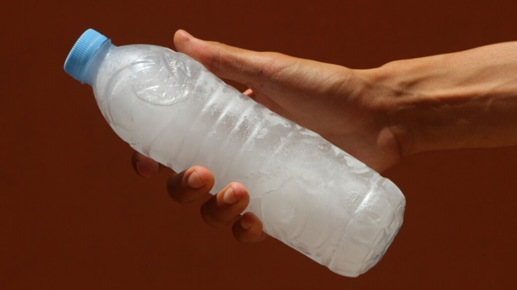 בקבוק מים קפוא בקבוק מים קפוא