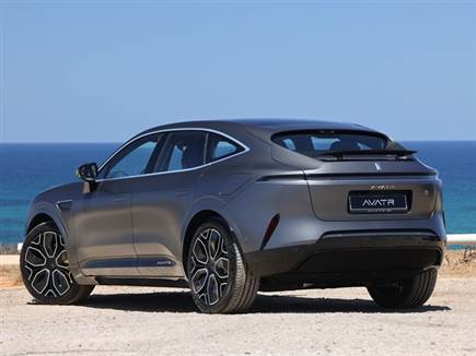 עם סוללת ענק בקיבולת של 116 קוט“ש הוא מגיע בגרסת הביצועים עד ל-540 (צילום: ספורט 5)