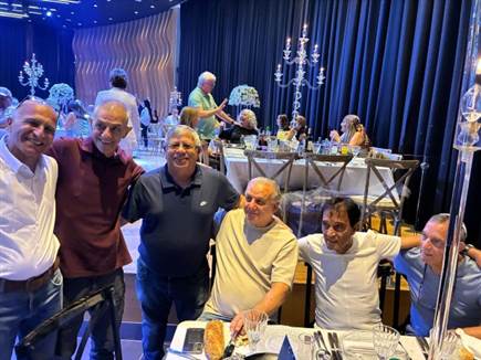 מימין: עובדיה צבי,אפרים צבי,ויעקב כהן, משמאל: אורי בנימין אברהם נו