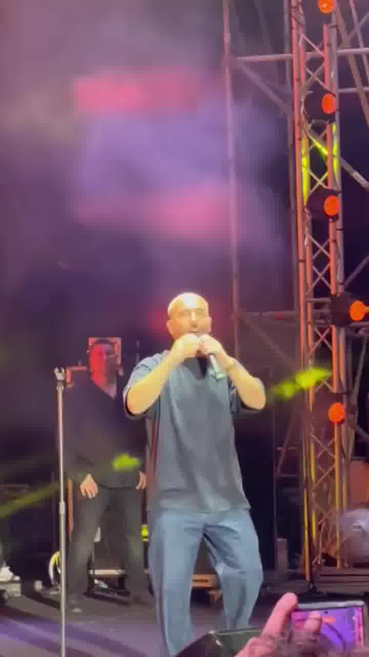 עומר אדם מבצע את ״נמס ממך״ בהופעה לארגון נכי צה״ל